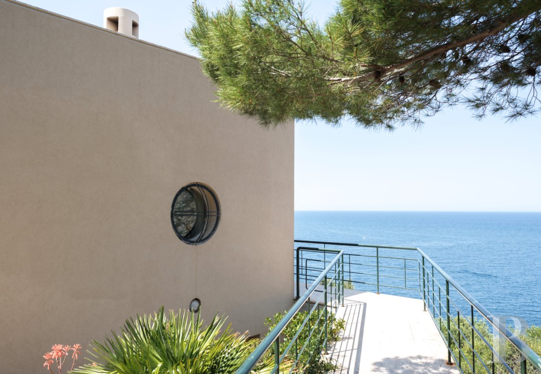 En Sicile, à l’est de Palerme, une maison d’inspiration moderniste en balcon sur la mer - photo  n°6